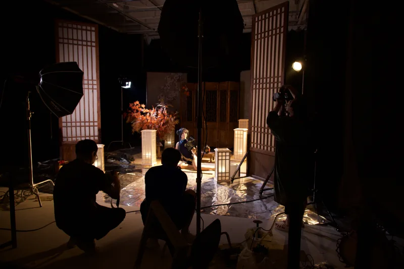 Behind the scenes of a multi-light set with lanterns and softboxes